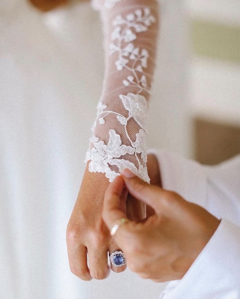 Lace glove sleeve